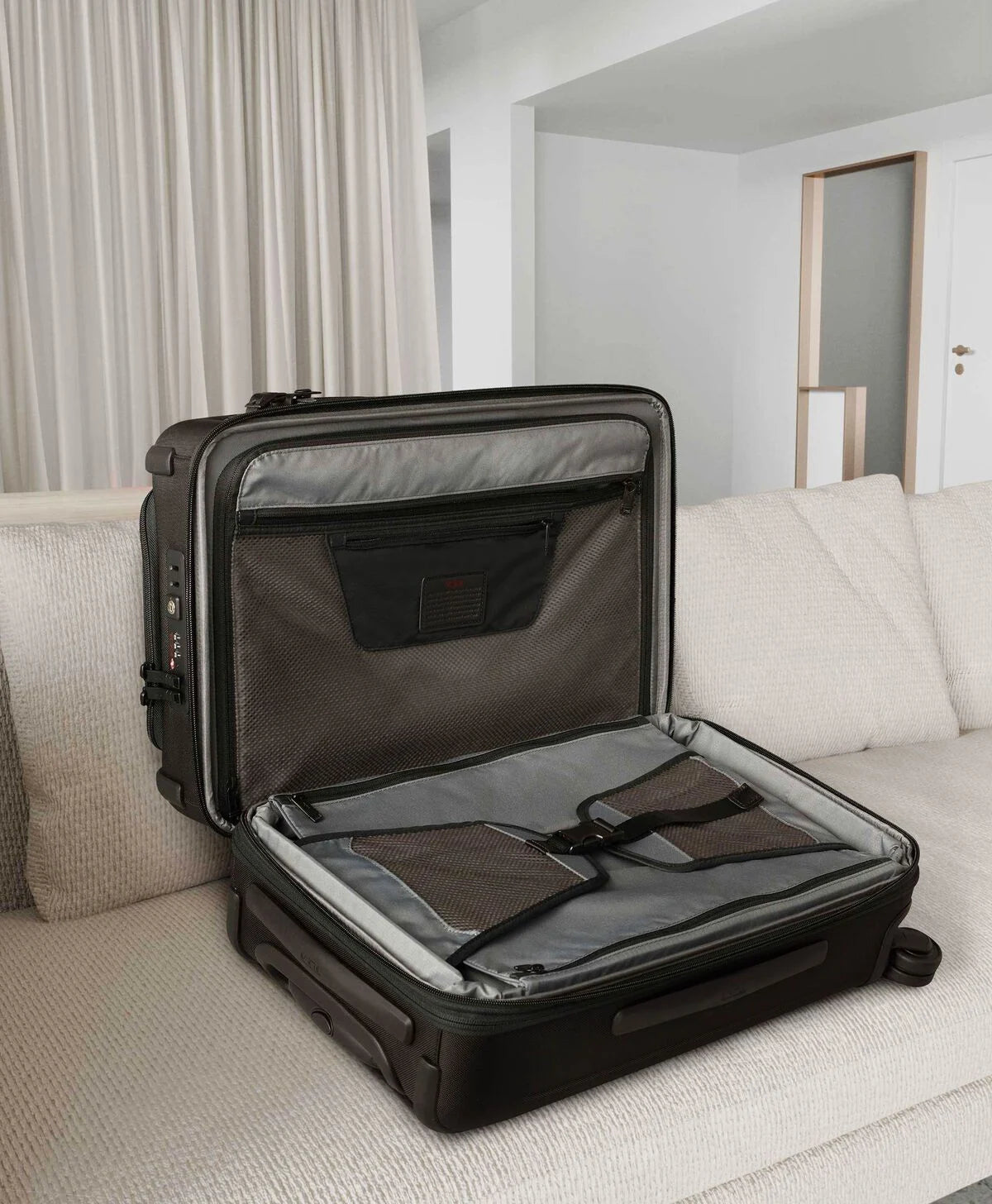 International Dual Access Expandable Carry-On 56 cm